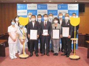 岡山大学様に小児用点滴スタンドを寄贈させて頂きました。